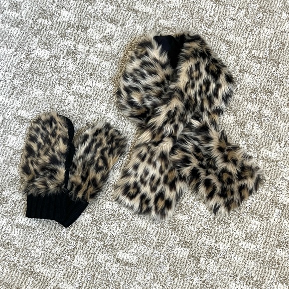 J.Crew Crewcuts Girls’ Leopard Faux Fur Scarf and Leopard Mittens—Small - Picture 1 of 9